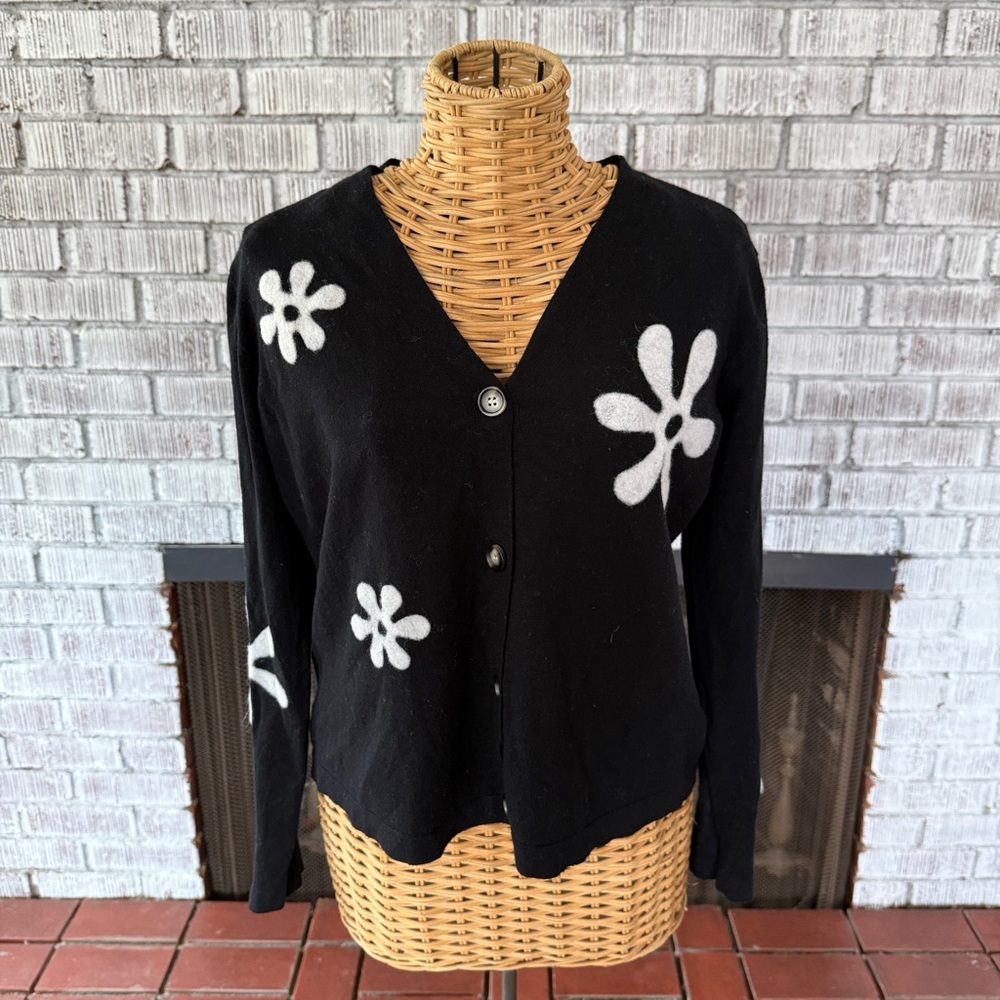 Aaeda Black and White Floral Women's Sweater Large